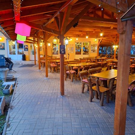 Grill Terasz Etterem Es Szallashely Mezőkövesd Dış mekan fotoğraf