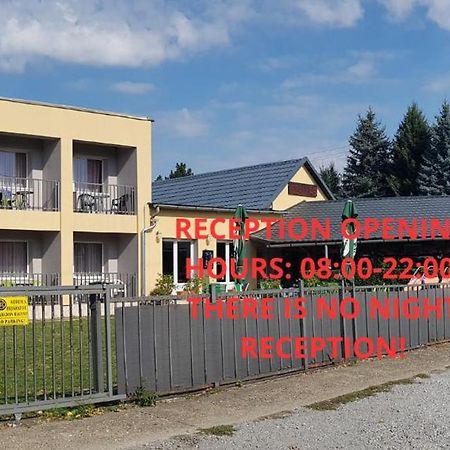Grill Terasz Etterem Es Szallashely Mezőkövesd Dış mekan fotoğraf