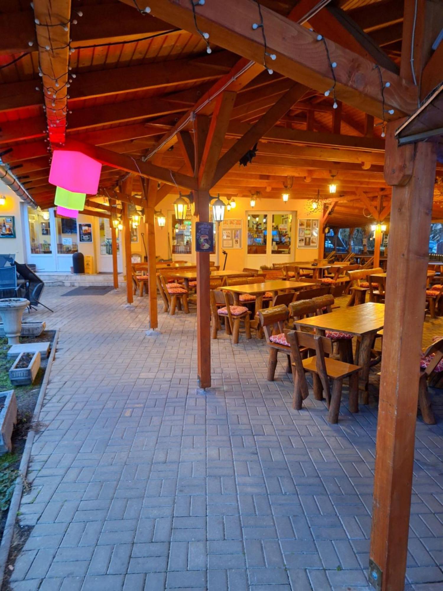 Grill Terasz Etterem Es Szallashely Mezőkövesd Dış mekan fotoğraf