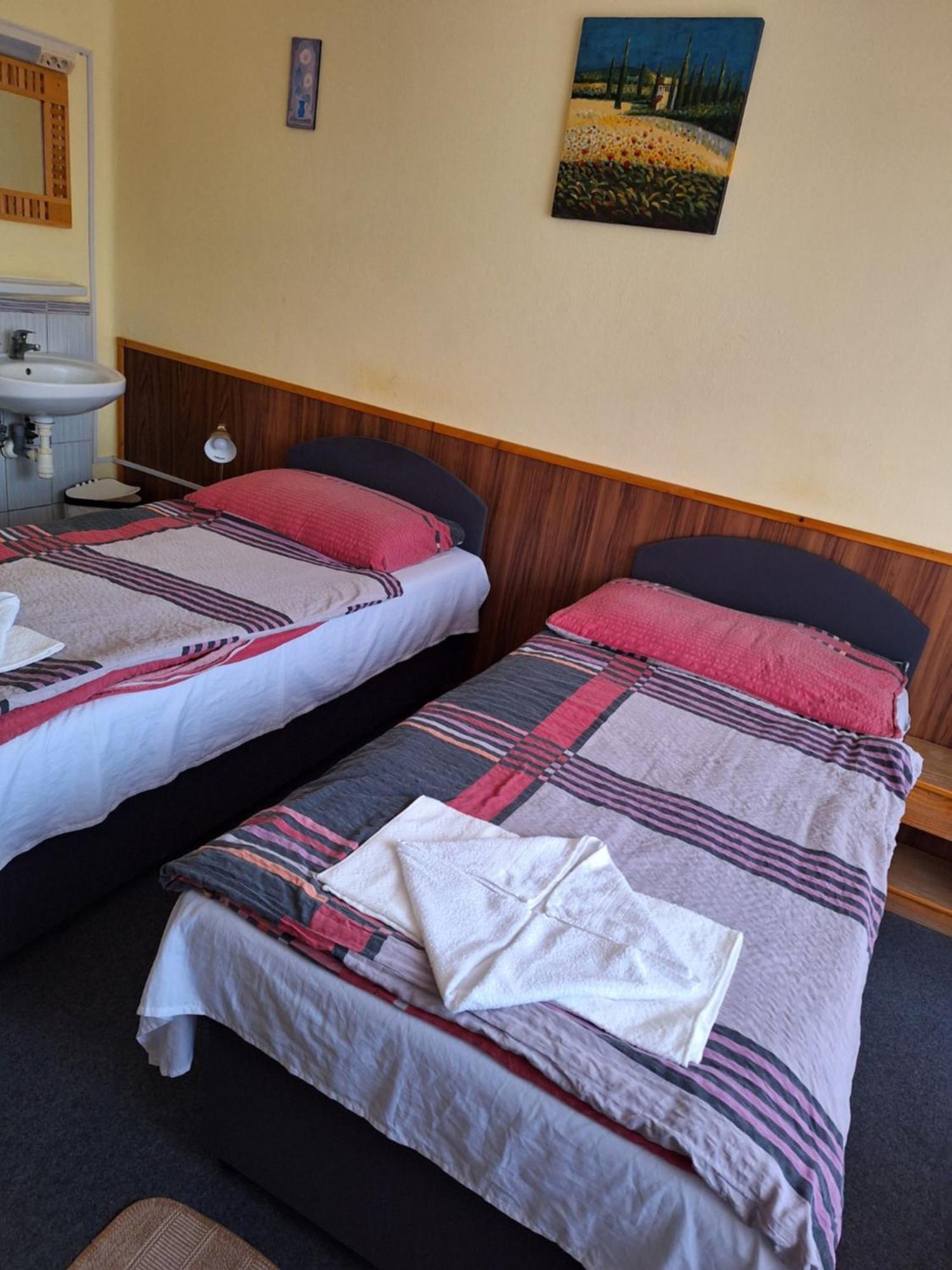 Grill Terasz Etterem Es Szallashely Mezőkövesd Dış mekan fotoğraf