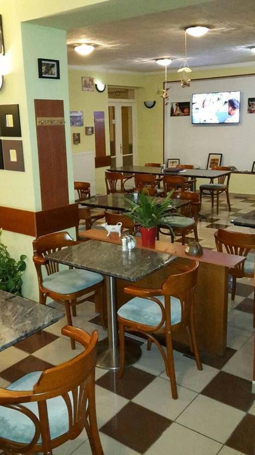 Grill Terasz Etterem Es Szallashely Mezőkövesd Dış mekan fotoğraf