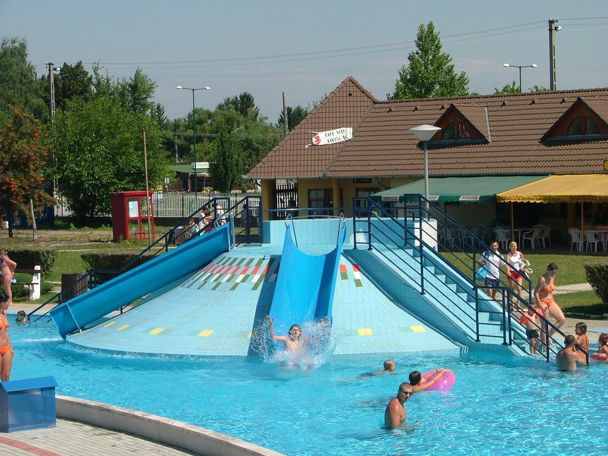 Grill Terasz Etterem Es Szallashely Mezőkövesd Dış mekan fotoğraf