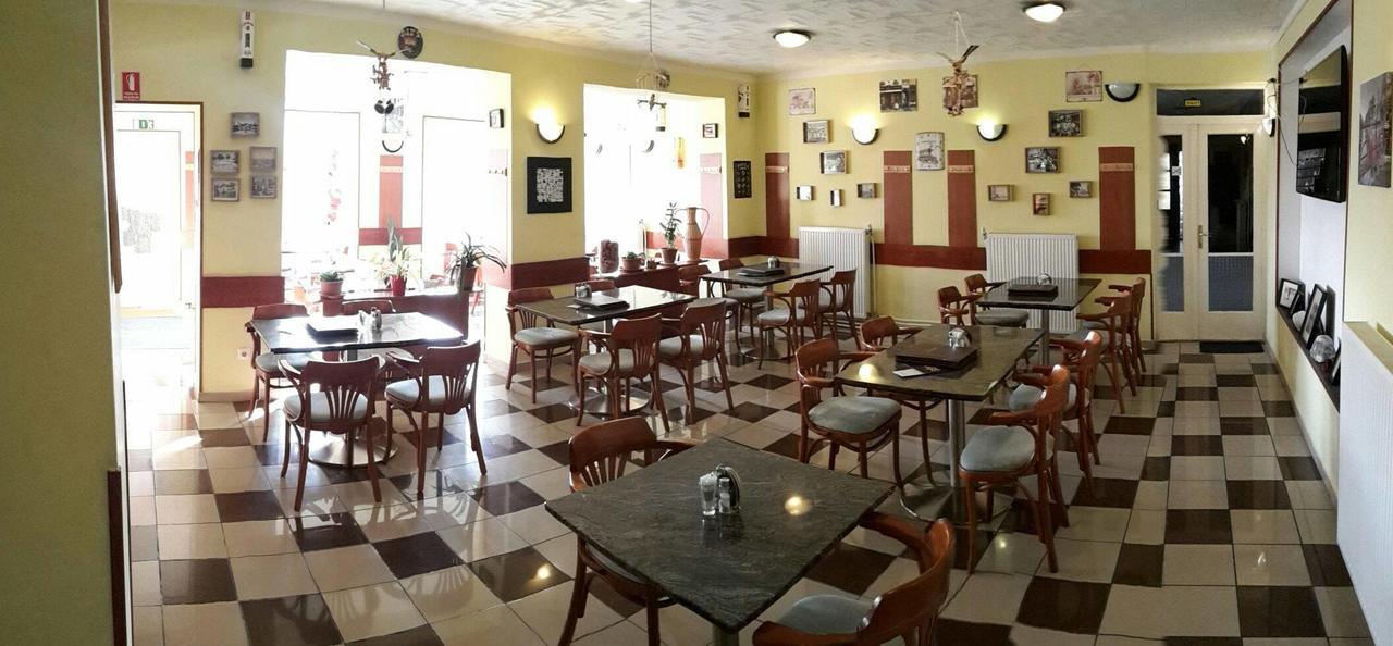 Grill Terasz Etterem Es Szallashely Mezőkövesd Dış mekan fotoğraf