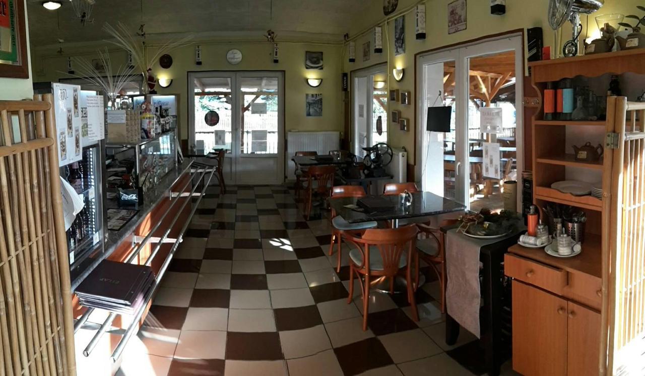 Grill Terasz Etterem Es Szallashely Mezőkövesd Dış mekan fotoğraf